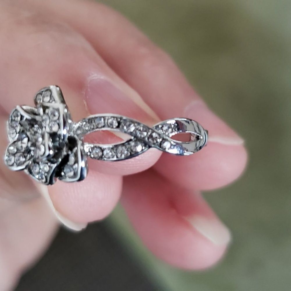 Gorgeous CZ Flower Ring- Sparkly & Stunning! Sz 9 - Picture 4 of 8